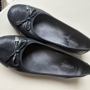 Vionic Women's Black Textured Bow Flats